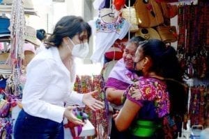 Con libreta en mano para anotar ideas y necesidades de ciudadanos, inició campaña Estefanía Mercado