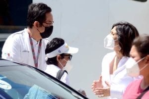 Con libreta en mano para anotar ideas y necesidades de ciudadanos, inició campaña Estefanía Mercado