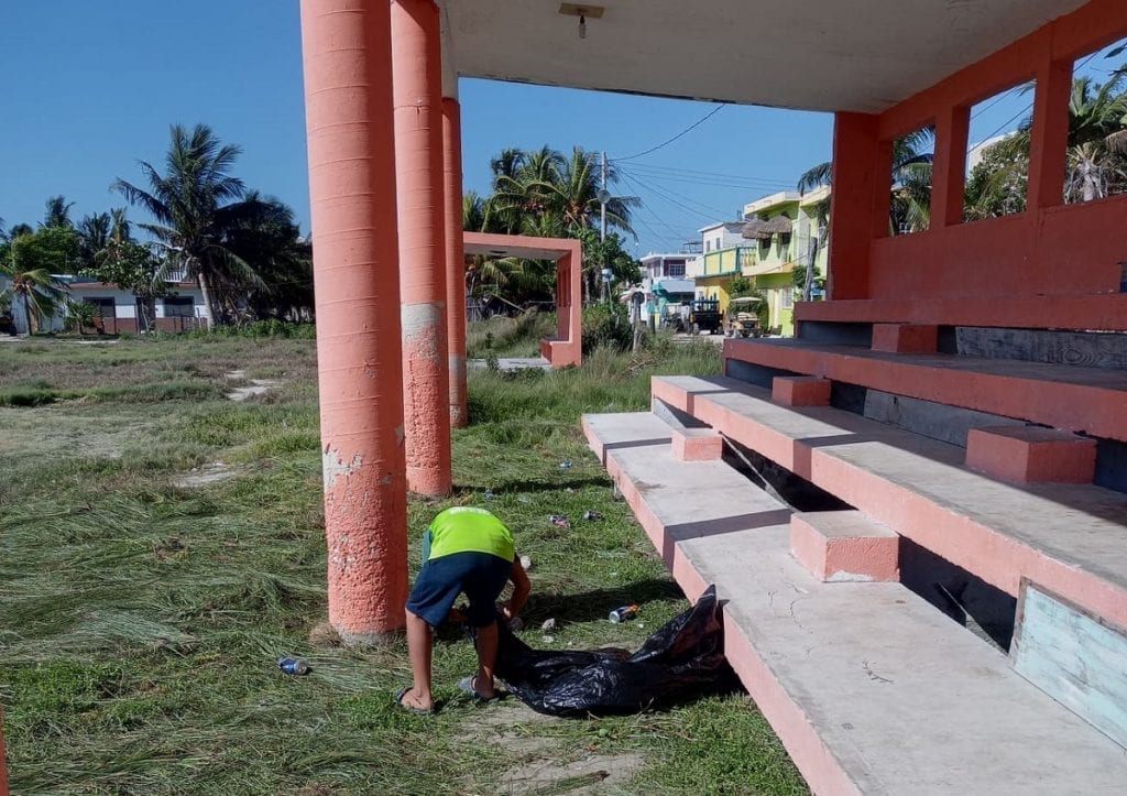 ¡Se unen holboxeños! Habilitan campo de fútbol para jóvenes, niñas y niños deportistas