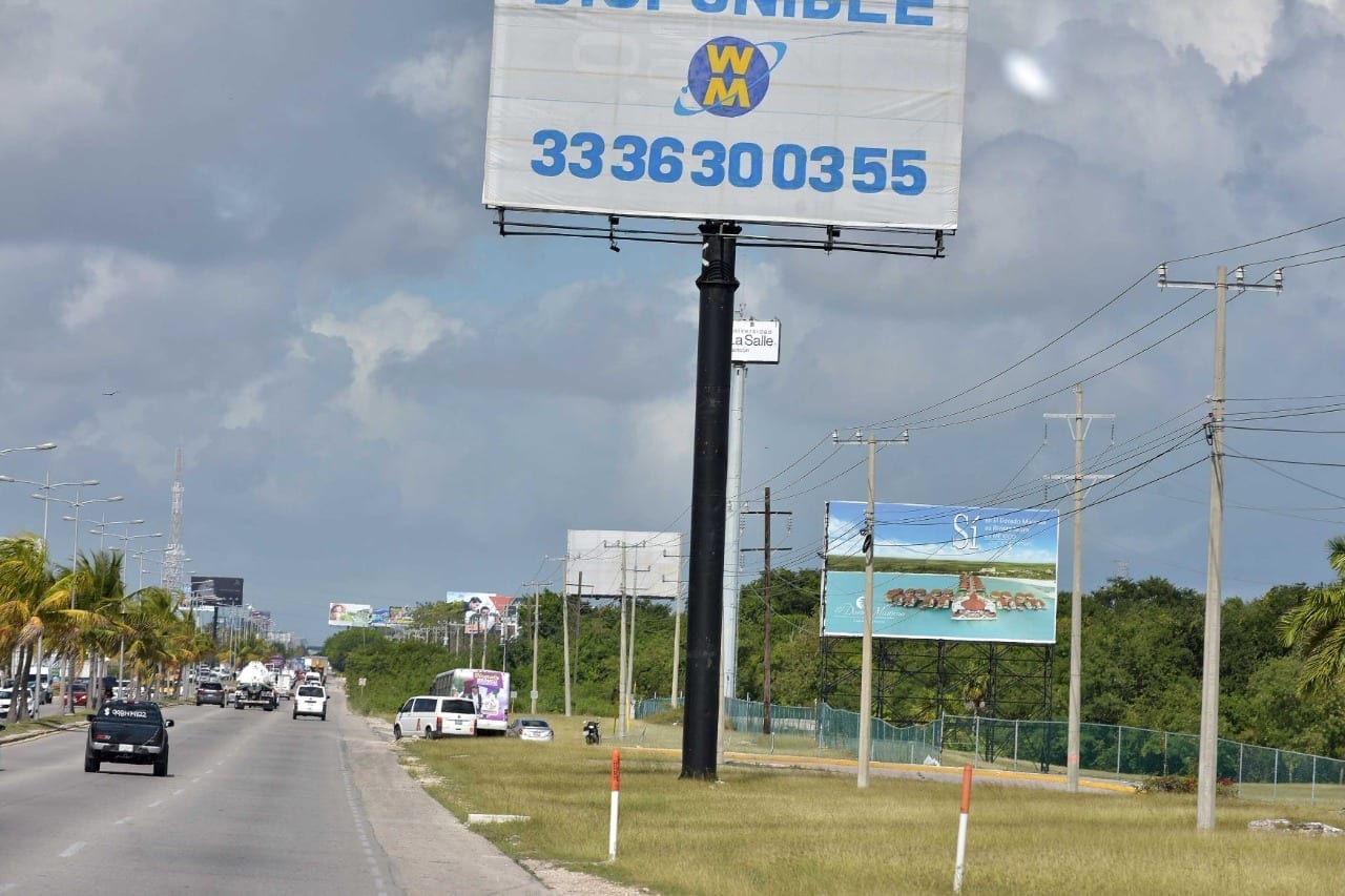 Activistas alertan por la grave contaminación visual en Cancún, la cual dicen, empeora debido a la propaganda electoral