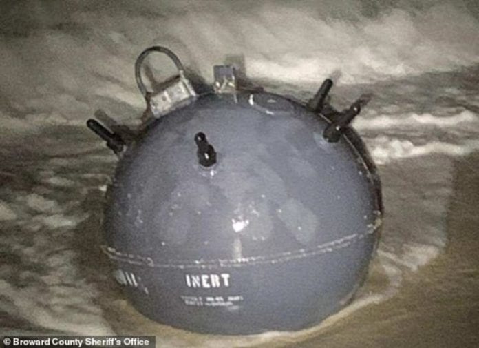 Aparece una mina naval en playa de Estados Unidos