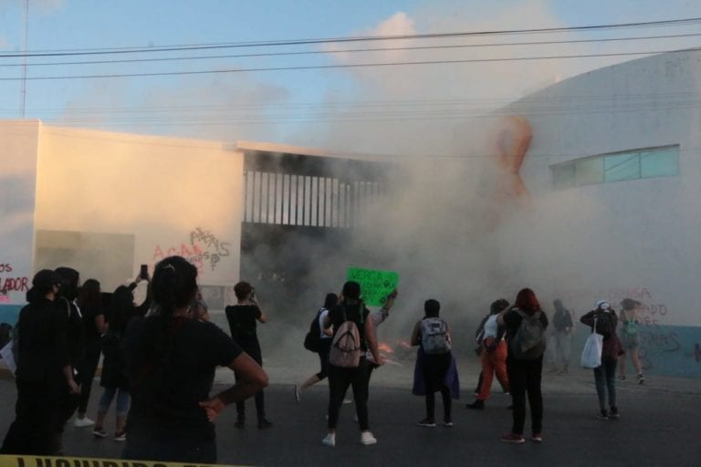 Feministas protestan a puerta principal de Fiscalía de Cancún