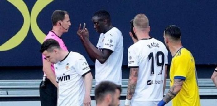 Un futbolista francés recibió un insulto racista durante un partido en España. En un inicio él y su equipo abandonaron el campo. Pese a todo el partido se terminó