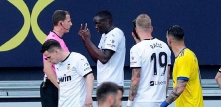 Futbolista del Valencia abandona partido tras supuesto insulto racista