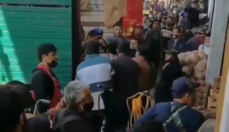 Se desató la batalla campal en el Edomex; para evitar que continuara la pelea una señora agarró a cinturonazos a los involucrados