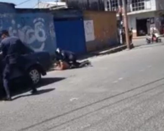 Video: Conductor de vehículo atropella a policía y le pasa el auto por encima a su compañero