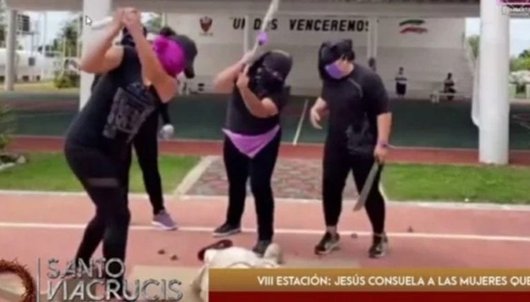 Mujeres encapuchadas ‘azotan a Jesús’ en viacrucis de Tabasco para criticar  las protestas feministas