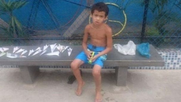 Niño de 7 años salió a vender aviones de papel en una plaza para comprarse un teléfono
