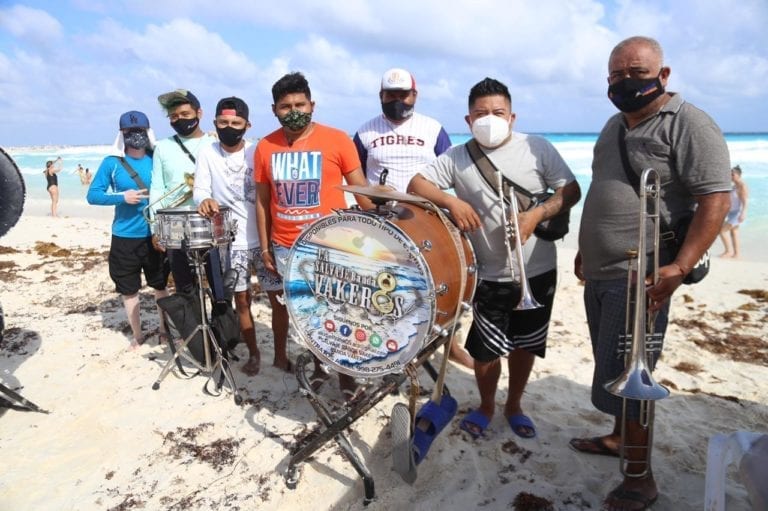En época de pandemia cualquier lugar es escenario para una banda sinaloense