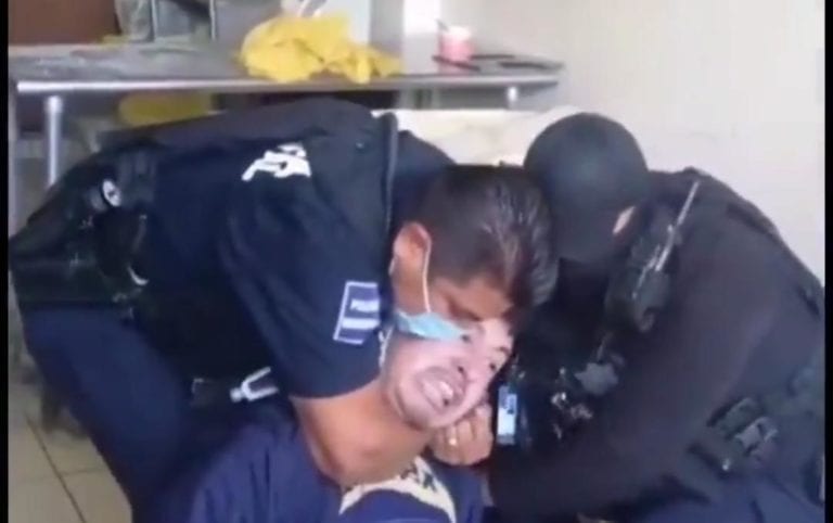 Policías agreden a un ciudadano de Tijuana; se trata de un nuevo caso de abuso que también fue grabado alguien que estaba presente