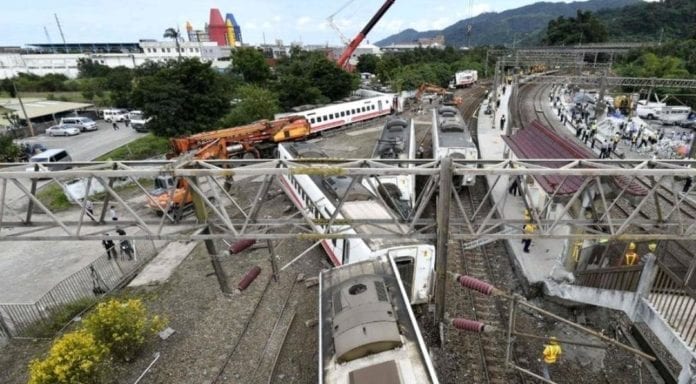Más de 40 muertos y más de 100 lesionados dejó como saldo un accidente de tren en Taiwán; las imágenes son impresionantes