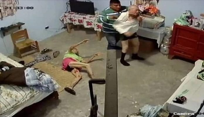 Hombre golpea y asalta a pareja de adultos mayores en Michoacán; están graves