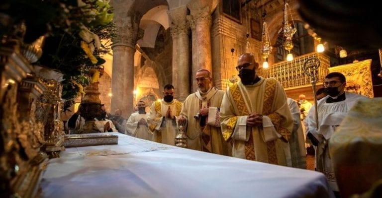 Jerusalén comienza el Jueves Santo con una misa temprana en el Santo Sepulcro