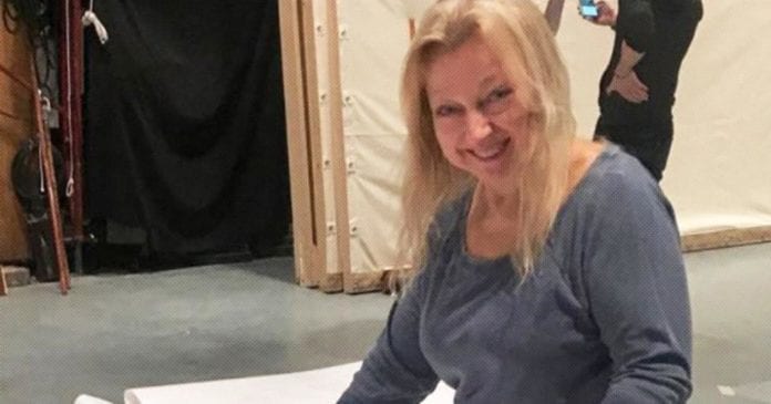 Una mujer fue hallada muerta debajo de una pila de basura en Estados Unidos; fue ganadora de un Emmy; era acumuladora