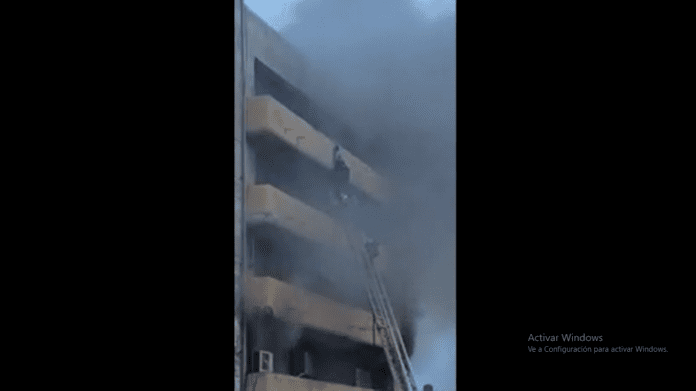 Video: Rescatan a mujer en pleno incendio en Veracruz, casi pierde la vida