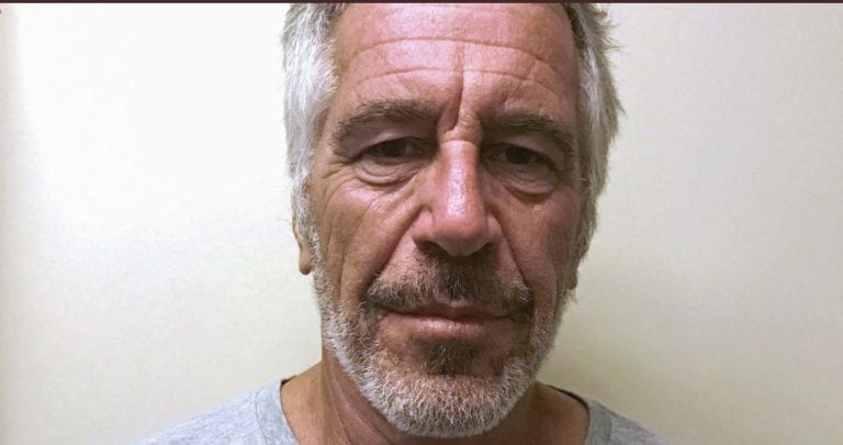 Surge una nueva denuncia contra Jeffrey Epstein; una víctima acusa que él la violó varias veces deante de su propio hijo