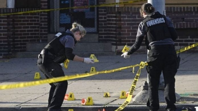 Joven protagoniza tiroteo en el que balea a sus padres y quema su departamento