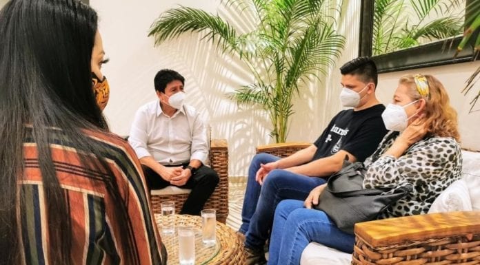 Víctor Mas se reunió con los familiares de Victoria Salazar, a quienes están apoyando en todo el proceso de repatriación de los restos