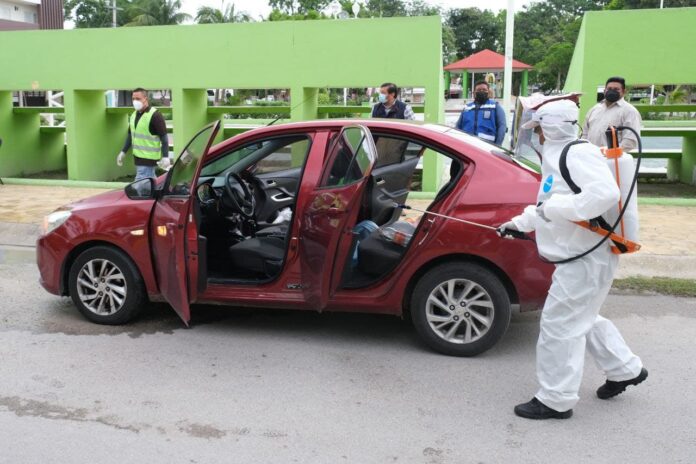 Sanitizan vehículos en Puerto Morelos para refozar acciones contra Covid-19