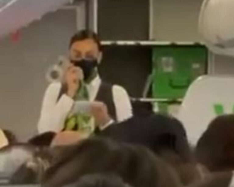 VIDEO: ¿Qué dijo? Azafata de VivaAerobus desata risas por llamar a 'Benito Camelo'