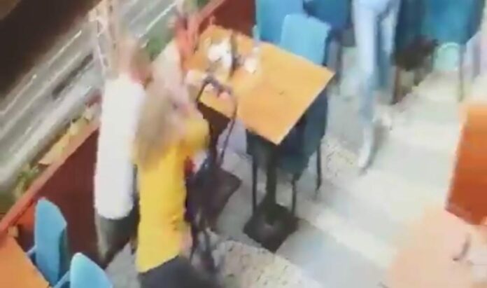 Unas valientes mujeres defendieron a la pareja de un sujeto, quien comenzó a agredirla en una cafetería; los hombres no hicieron nada