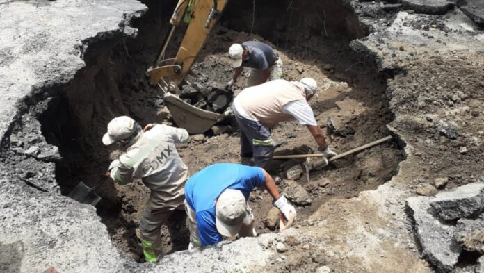 ¡Otro más! Se abre socavón gigante en Coyoacán, afecta al menos a 15 viviendas