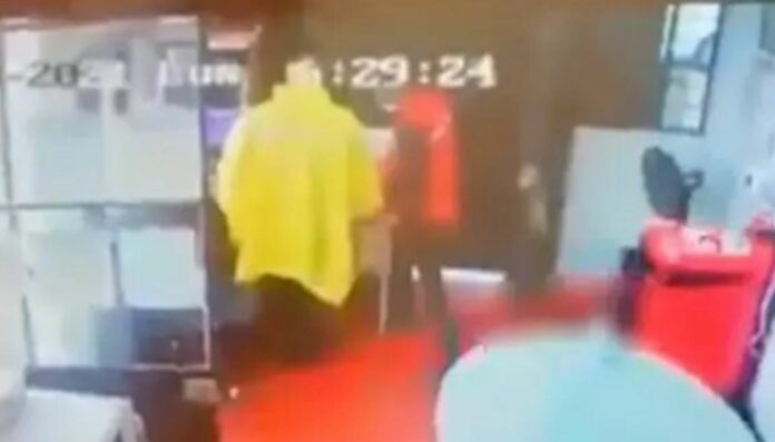 VIDEO: Exempleado de empresa ingresa a las instalaciones para ejecutar a sus compañeros