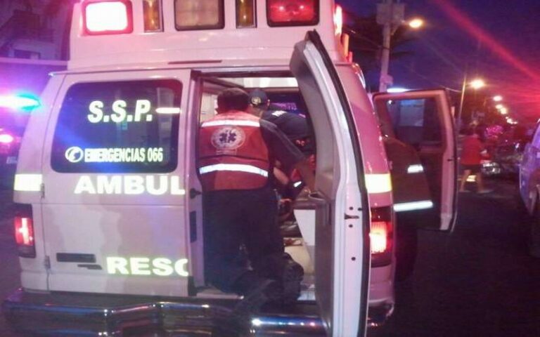 Mujer se corta las venas en plena fiesta porque su esposo no la dejó seguir disfrutando