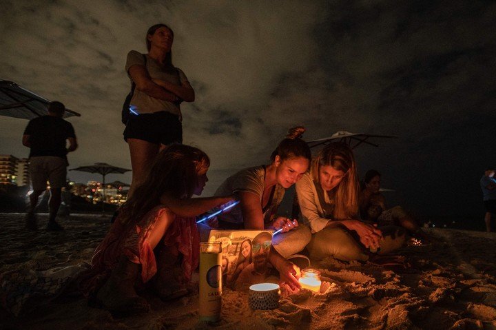 Noche de vigilia en homenaje a víctimas en el derrumbe del edificio Surfside en Miami