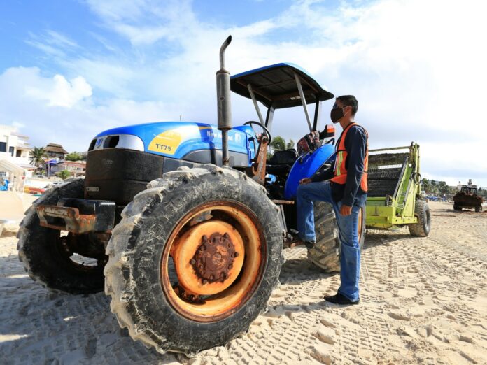 Personal de la Zofemat continúa recogiendo el sargazo que no deja de llegar a las costas de Playa del Carmen, informan autoridades