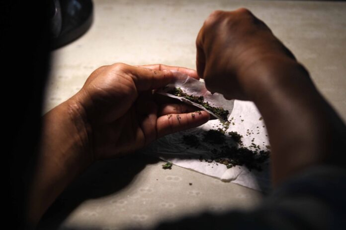 Una especialista advierte que los menores podrían estar en riesgo debido a la aprobación del uso lúdico de la marihuana