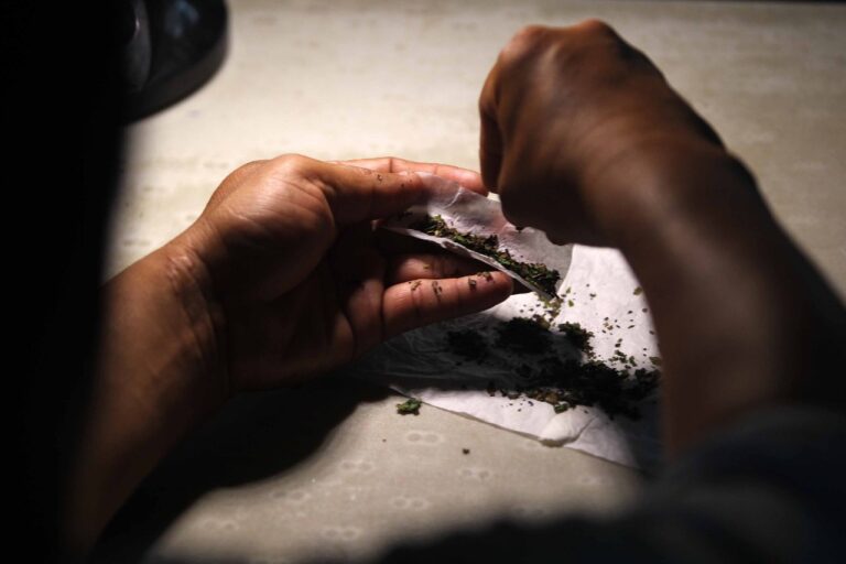 Una especialista advierte que los menores podrían estar en riesgo debido a la aprobación del uso lúdico de la marihuana