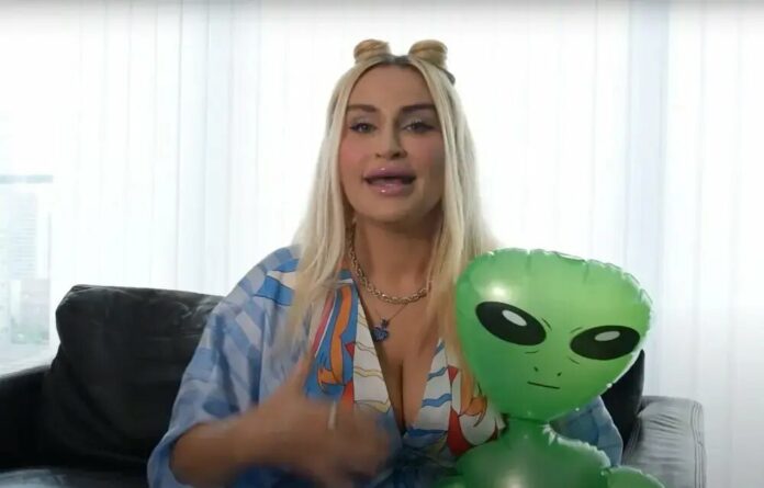 Mujer se 'harta' de los hombres en la tierra y se enamora de un extraterrestre