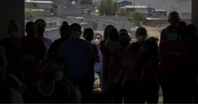 Más de 100 migrantes de origen centroamericano fueron encontrados al interior de un camión; viajaban hacinados, uno ya falleció