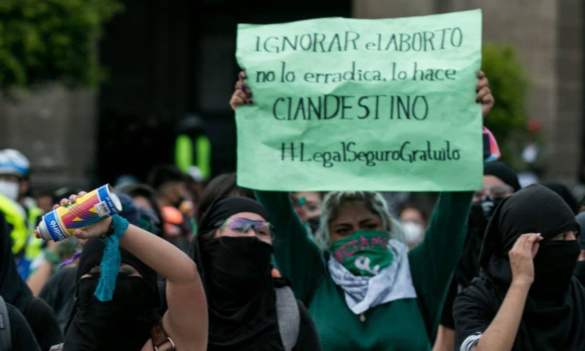 Mujer es golpeada por su marido, aborta y está recluida por homicidio