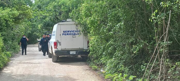 El cuerpo sin vida de un hombre fue encontrado esta tarde al interior de una bolsa de basura, en un camino de terracería cerca de Xpu Ha, comunidad ubicada entre Puerto Aventuras y Tulum.