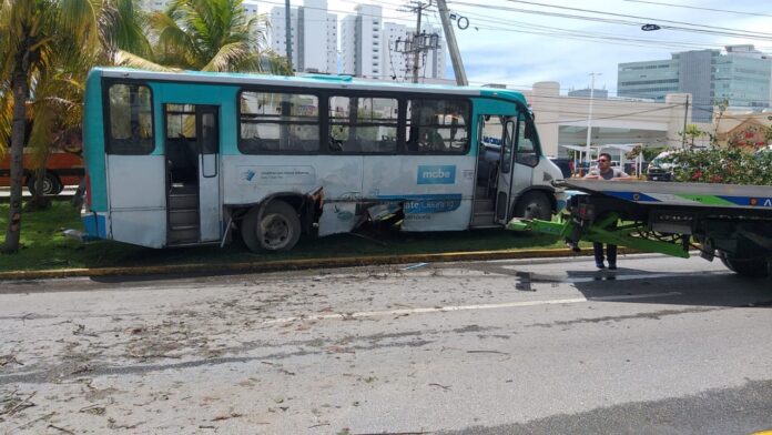Un autobús de transporte público de la empresa Turicún se estrelló hoy contra un poste, luego de que su conductor invadiera al camellón central tras perder el control de la unidad, por conducir a exceso de velocidad.