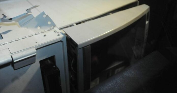 Un sujeto intentó robar en un cajero automático colocando una trampa; por suerte se dieron cuenta y su transa no le resultó