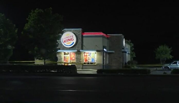 Pareja ataca a balazos un Burger King porque su sándwich de pollo estaba muy picante