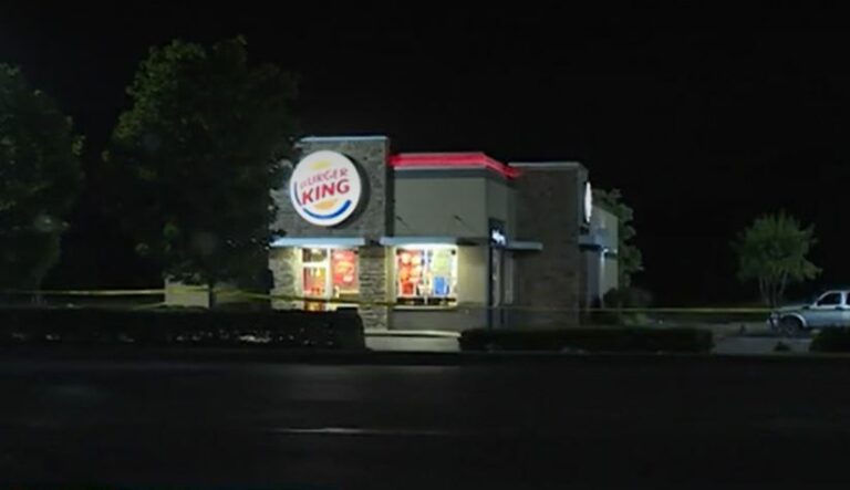 Pareja ataca a balazos un Burger King porque su sándwich de pollo estaba muy picante