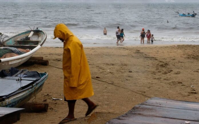 'Enrique' se intensifica a huracán categoría 1; alertan por lluvias intensas en 5 estados