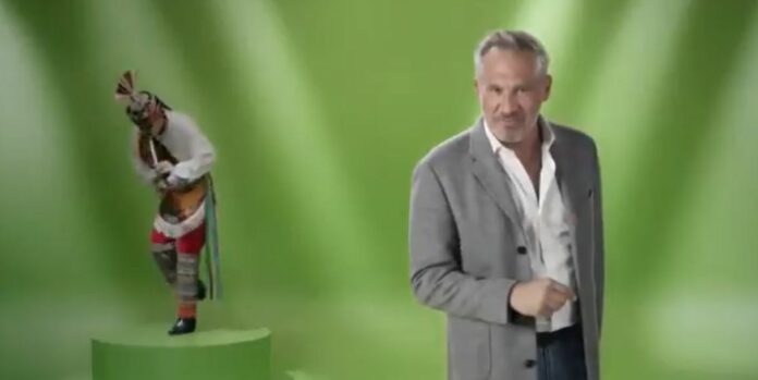 Tunden a Arath de la Torre en redes por burla en comercial sobre Voladores de Papantla