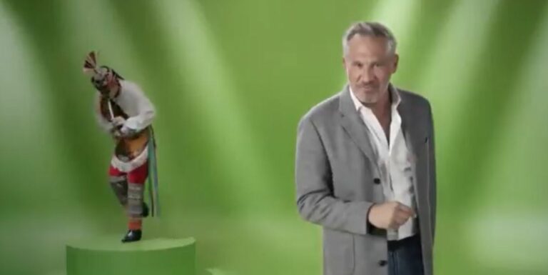 Tunden a Arath de la Torre en redes por burla en comercial sobre Voladores de Papantla