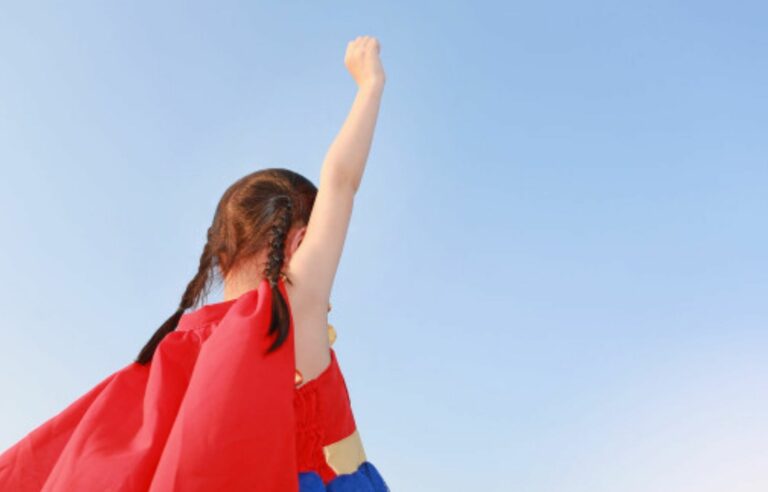 Niña se ahorca con una capa jugando a ser superheroína, se quedó colgada de un árbol