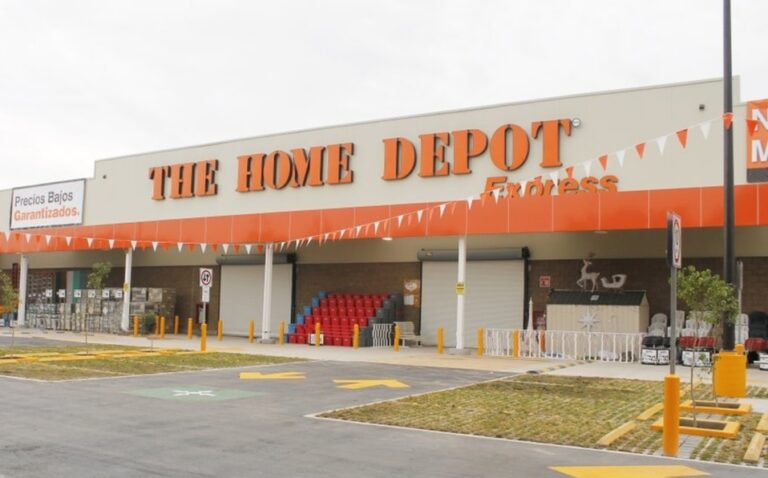 Intentan exorcizar árboles muertos en ‘Home Depot’; gemian y cantaban junto a maderas