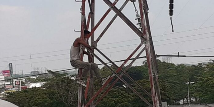 Asaltante se sube a una torre de la CFE para huir, bajo luego de 9 horas por unos tacos