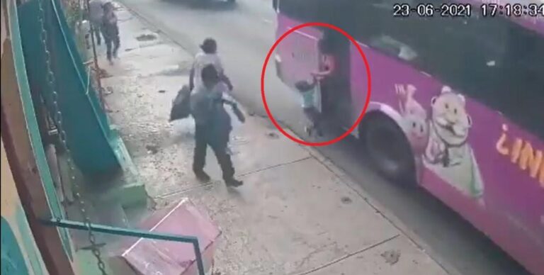 VIDEO: Niño queda colgado de camión y su madre lo sostiene mientras avanzan
