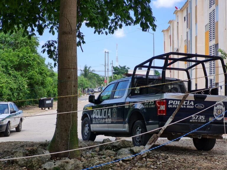 Hallan cuerpo asesinado junto a fraccionamiento en Cancún