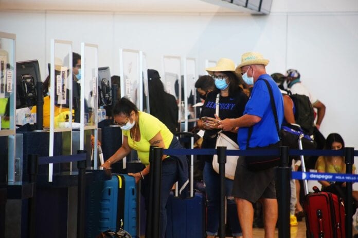 El aeropuerto de Cancún programó para este jueves 444 operaciones; más de 200 son llegadas y conectará con 30 destinos internacionales
