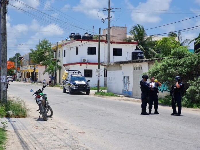 Un motociclista habría sido atacado a balazos este día en la Región 227 de Cancún; fue trasladado al hospital pero ya sin vida